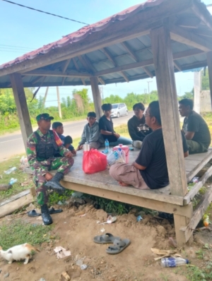Babinsa Koramil Poto Tano Laksanakan Komsos dan Monitoring Wilayah di Desa Kiantar