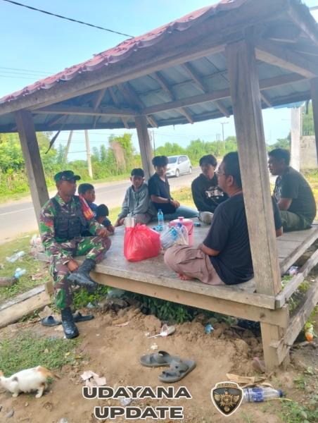 Babinsa Koramil Poto Tano Laksanakan Komsos dan Monitoring Wilayah di Desa Kiantar