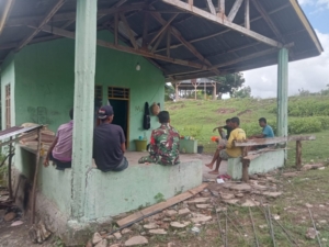 Tingkatkan Kepedulian Lingkungan, Babinsa Koramil Biut Komsos Bersama Warga Taunbaen Timur