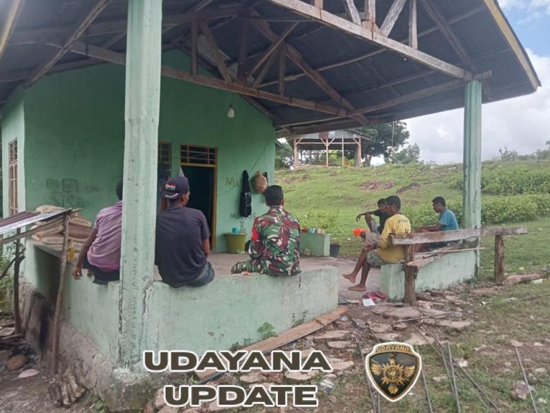 Tingkatkan Kepedulian Lingkungan, Babinsa Koramil Biut Komsos Bersama Warga Taunbaen Timur