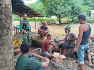 Babinsa Koramil 1602-04/Maurole Laksanakan Komsos dan Pamwil di Desa Tou Barat