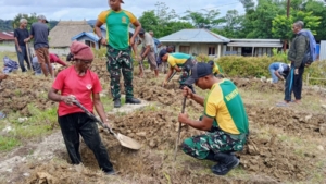 Satgas Pos Laktutus Bantu Warga Fohoeka Gali dan Ukur Pondasi Rumah