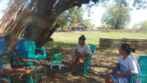 Koptu Kristianus A. Lalian Jalin Keakraban dengan Ibu-Ibu Desa Fafinesu B