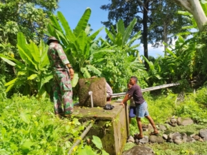 Babinsa Koramil 02/Talibura Bersama Warga Bersihkan Sumber Mata Air Desa Egon