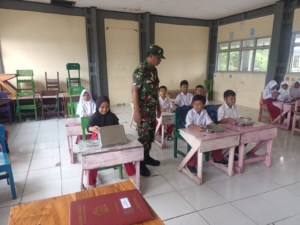 Babinsa Seteluk Tengah Dampingi Program Makan Bergizi Gratis di SDN 3 Seteluk