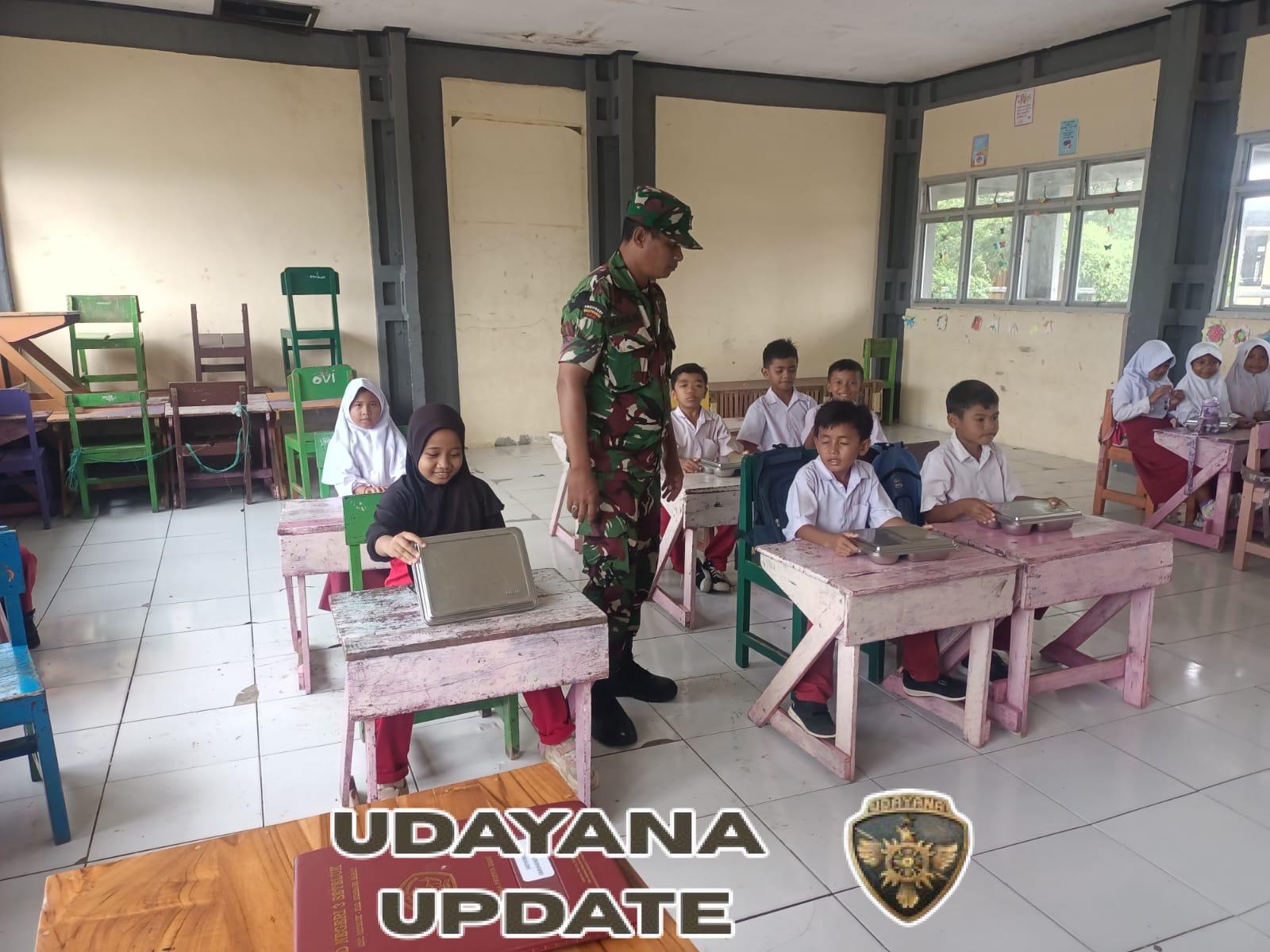 Babinsa Seteluk Tengah Dampingi Program Makan Bergizi Gratis di SDN 3 Seteluk