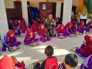 Babinsa Koramil Jereweh Dampingi Program Makan Bergizi Gratis di SDN Dasan