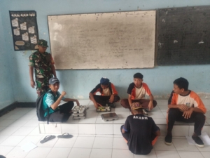 Babinsa Seteluk Tengah Dampingi Program Makan Bergizi Gratis di SMPN 1 Seteluk