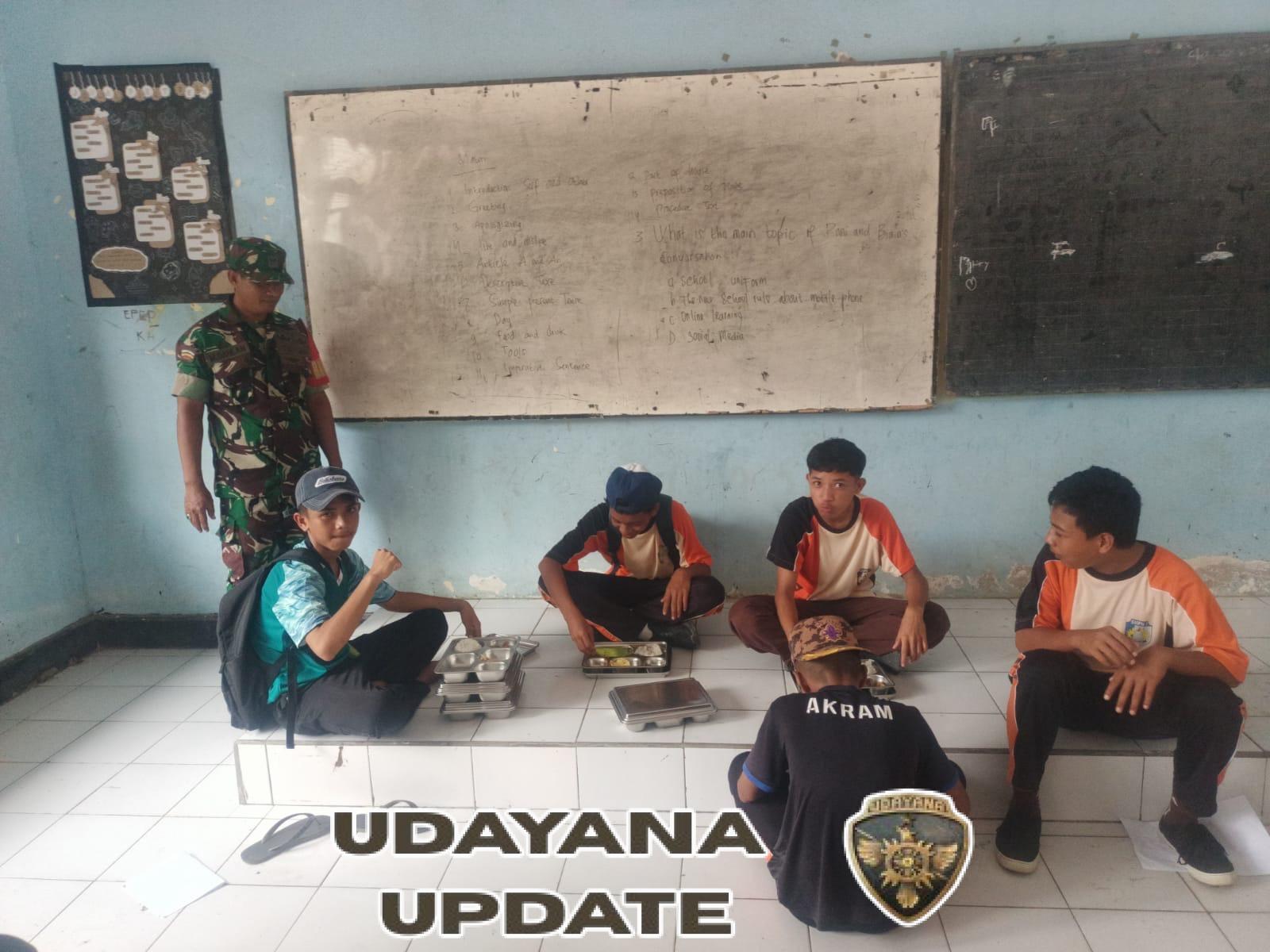 Babinsa Seteluk Tengah Dampingi Program Makan Bergizi Gratis di SMPN 1 Seteluk