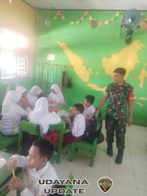 Babinsa Koramil 1628-03/Seteluk  Dampingi Program Makan Sehat Bergizi di SDN 2 Seteluk