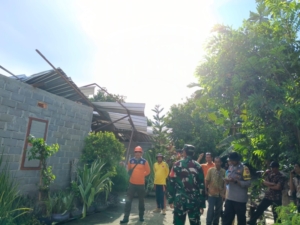 Babinsa Desa Banjar Turun Tangan, Bantu Warga Terdampak Angin Kencang di Taliwang