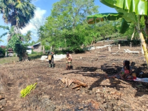 Sertu Muhajir Moka Dampingi Petani Desa Dulolong Tingkatkan Ketahanan Pangan