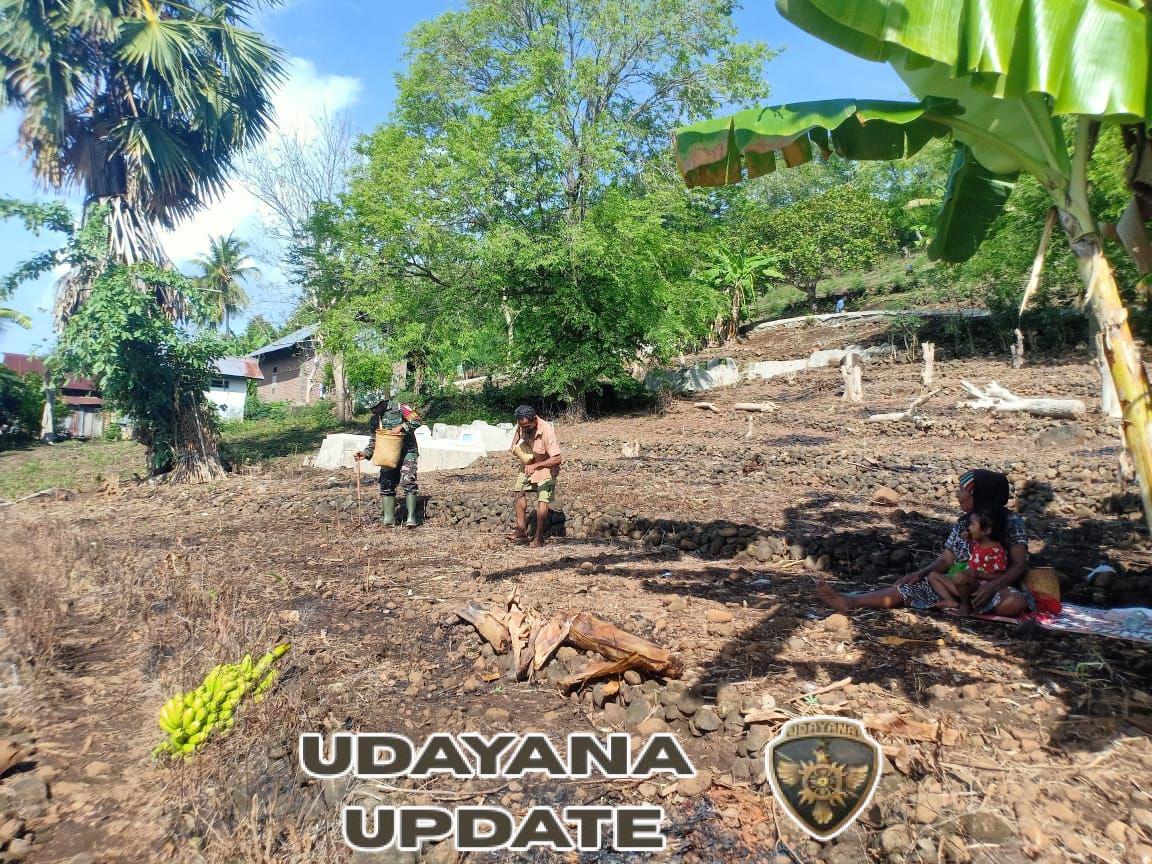 Sertu Muhajir Moka Dampingi Petani Desa Dulolong Tingkatkan Ketahanan Pangan