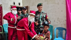 Satgas Pamtas Yonarhanud 2 Kostrad Bagikan Bingkisan Natal, ‘Santa Claus’ Datang Ke Rumah Warga Perbatasan