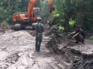 Babinsa Wulanggitang Pastikan Pembersihan Jalan Nobo–Nurabelen Berjalan Aman dan Lancar