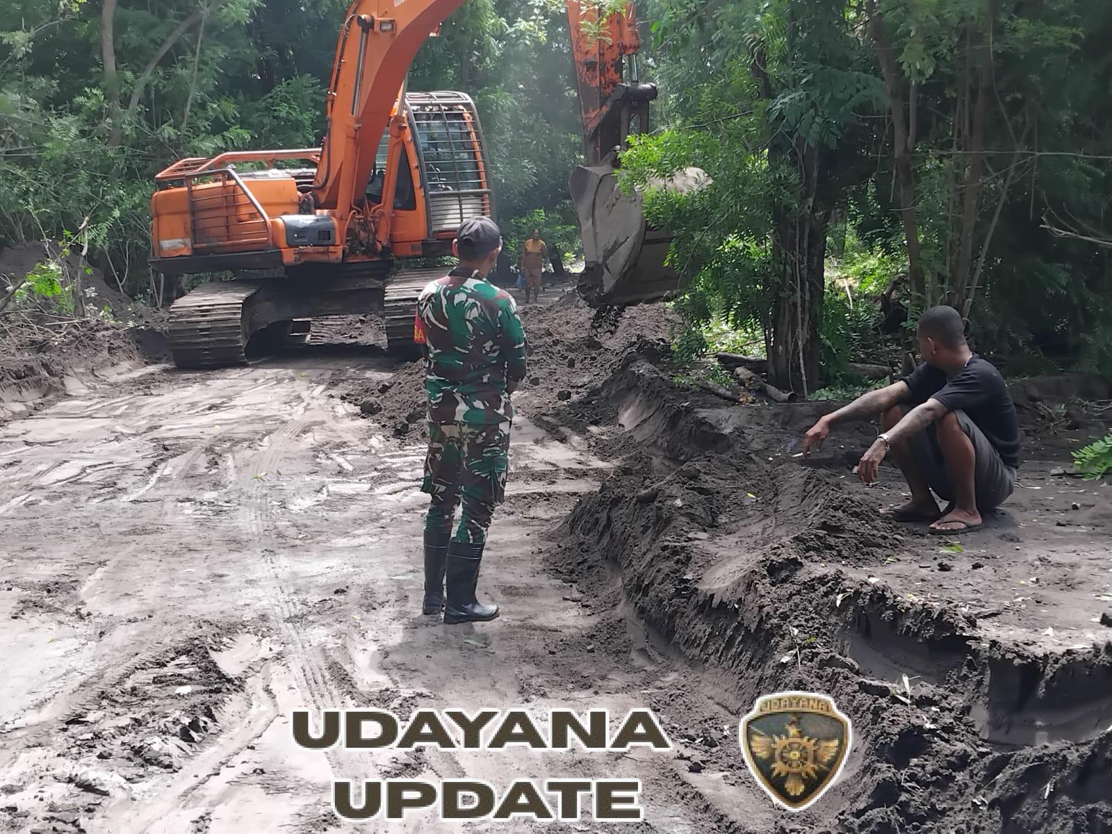 Babinsa Wulanggitang Pastikan Pembersihan Jalan Nobo–Nurabelen Berjalan Aman dan Lancar