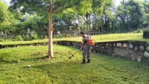 Anggota Koramil 1628-04/Poto Tano Laksanakan Pembersihan Pangkalan DPP Danramil