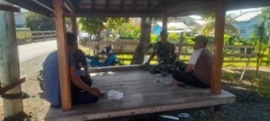 Babinsa Seteluk Tengah Tingkatkan Komsos dan Monitoring Wilayah Demi Kamtibmas