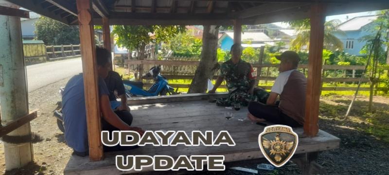 Babinsa Seteluk Tengah Tingkatkan Komsos dan Monitoring Wilayah Demi Kamtibmas