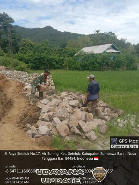 Babinsa Koramil Seteluk Dampingi Pengawasan Pembangunan KDKMP di Desa Air Suning
