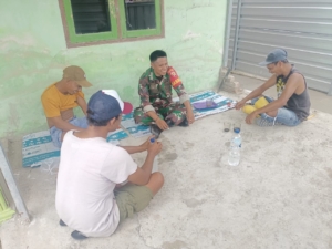 Babinsa Desa Meraran Perkuat Silaturahmi dan Kebersamaan Bersama Warga