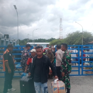Babinsa Lewoleba Laksanakan PAM Fasum di Pelabuhan PELNI Saat KM Bukit Siguntang Sandar