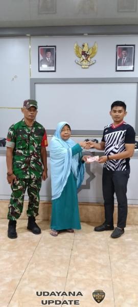 Babinsa Koramil Taliwang Dampingi Penyaluran BLT DD Tahap IV di Desa Lampok