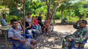 Babinsa Ramil 1622-02/Pantar Laksanakan Komsos Bersama Warga Kelurahan Kabir