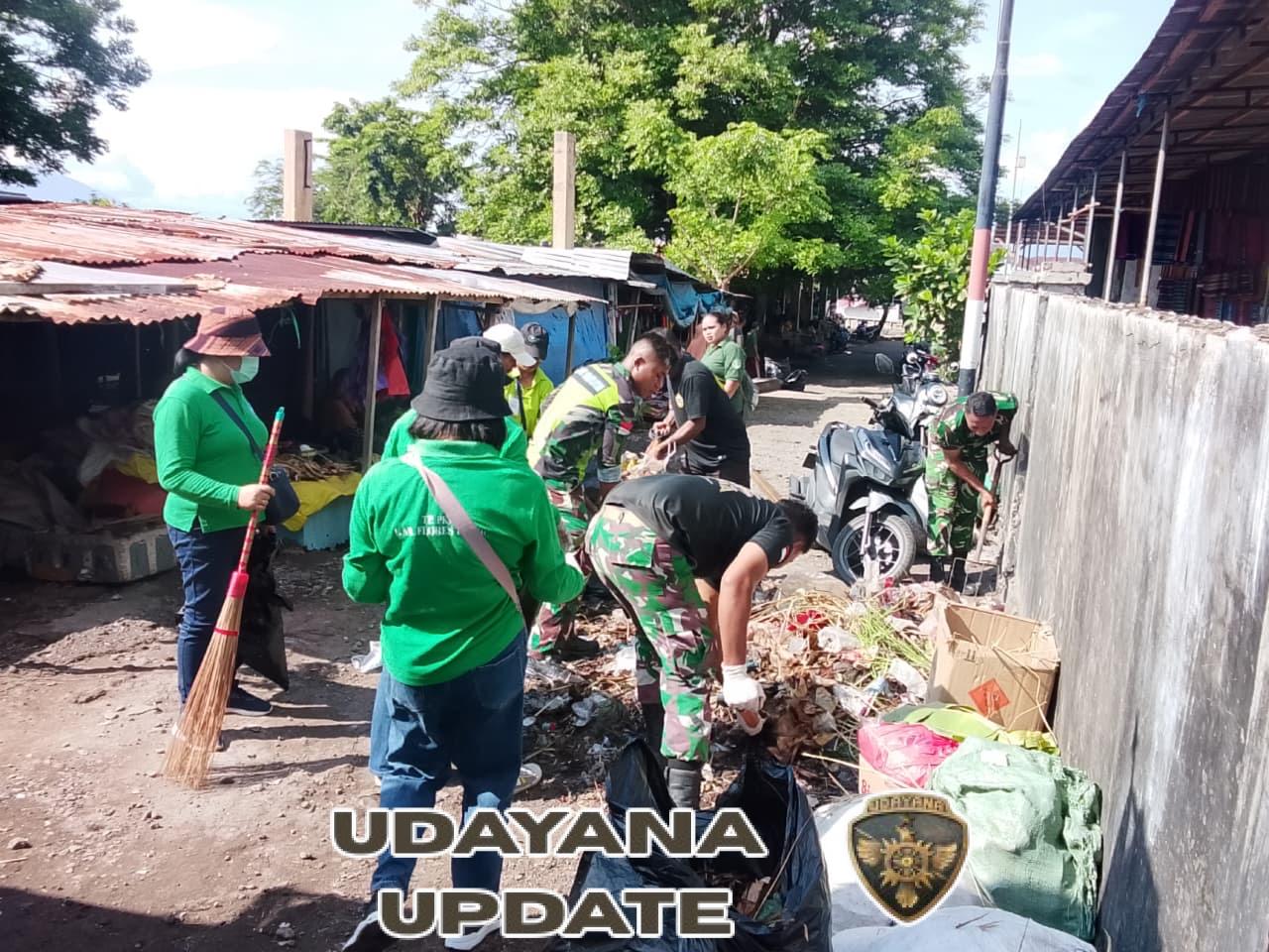 Kodim 1624/Flotim Gotong Royong Wujudkan Lingkungan Sehat di Pasar Inpres Larantuka