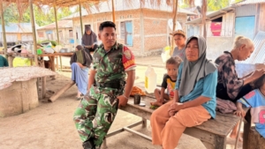 Babinsa Koramil Maurole Tingkatkan Keamanan dan Keharmonisan Warga Dusun Maunjawa
