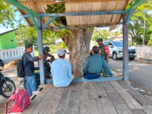 Babinsa Koramil Poto Tano Laksanakan Komsos dan Monitoring Wilayah di Desa Kiantar