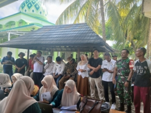 Babinsa Desa Pasir Putih Kawal Distribusi 1.124 Rekening KSB Maju, Beri Edukasi dan Pastikan Warga Terlayani dengan Baik