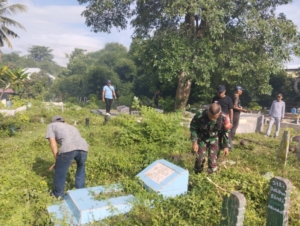 Babinsa Dompu Bersama Staf Kelurahan dan Warga Gotong Royong di TPU Karijawa Selatan