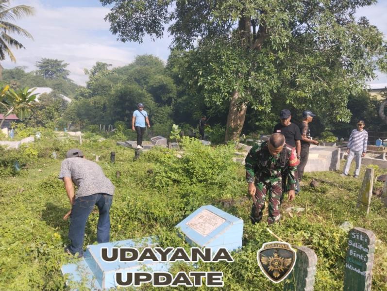 Babinsa Dompu Bersama Staf Kelurahan dan Warga Gotong Royong di TPU Karijawa Selatan