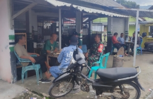 Babinsa Desa Kelanir Jalin Kedekatan dengan Warga Melalui Komsos