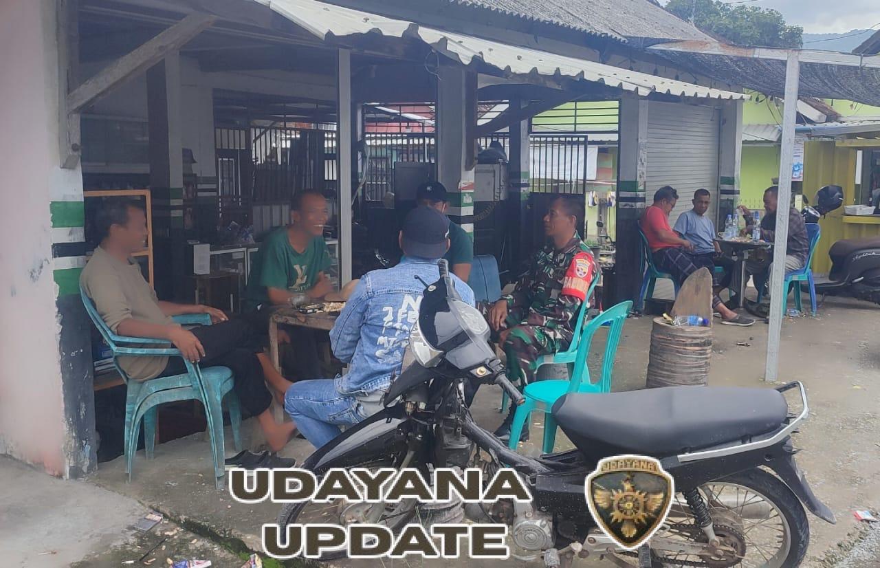 Babinsa Desa Kelanir Jalin Kedekatan dengan Warga Melalui Komsos