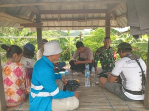 Babinsa Kelurahan Sampir Dampingi Pengukuran Tanah Warga di Taliwang