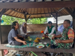 Pererat Silaturahmi, Babinsa Aikprapa Laksanakan Komsos Bersama Warga Masyarakat