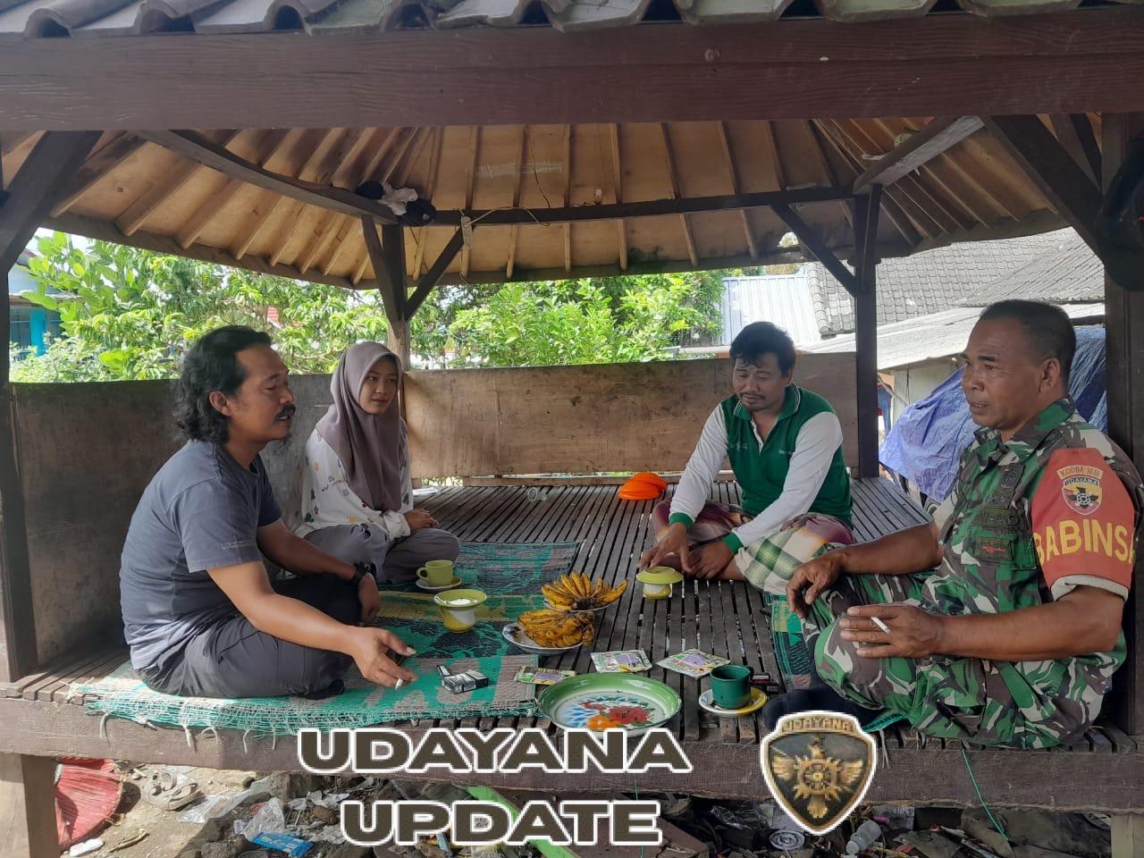 Pererat Silaturahmi, Babinsa Aikprapa Laksanakan Komsos Bersama Warga Masyarakat