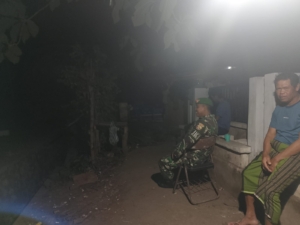 Babinsa Koramil Poto Tano Intensifkan Patroli Malam, Jaga Kamtibmas Wilayah