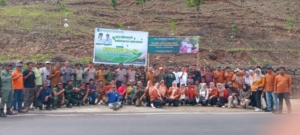 Danramil Manggelewa Pimpin Keterlibatan TNI dalam Penanaman Pohon HUT ke-67 NTB di Dompu