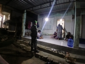 Patroli Malam Koramil 1628-02/Sekongkang Berjalan Kondusif, Babinsa Tegaskan Komitmen Kawal Keamanan