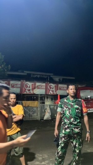 Babinsa Koramil Jereweh Laksanakan Patroli Malam, Imbau Warga Jaga Kamtibmas