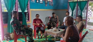 Babinsa Wetabua Laksanakan Komsos dan Pemantauan Wilayah di Teluk Mutiara