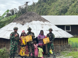 Kasih Natal Menembus Pelosok Papua, Satgas Yonif 743/PSY Hadir di Kampung Talilime