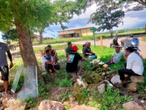 Babinsa Nusa Jaya Perkuat Kamtibmas Melalui Komsos dengan Warga