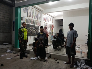 Intensifkan Keamanan Malam Hari Babinsa Bersama Warga Sinergi Patroli Malam