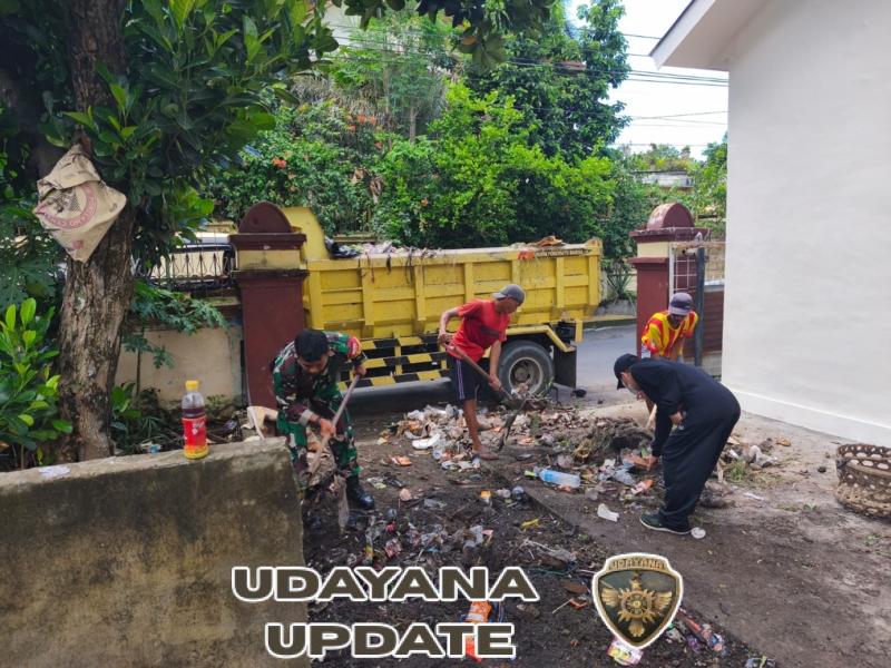 Babinsa dan Warga Kekalik Jaya Gotong Royong Bersihkan Selokan