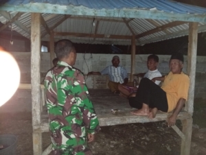 Babinsa Koramil 1614-03/Huu Gelar Ronda Malam Bersama Warga Desa Jambu