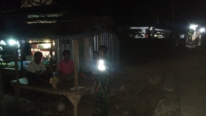 Babinsa Koramil 1614-03/Huu Patroli Ronda Malam, Warga Diminta Jaga Kondusivitas